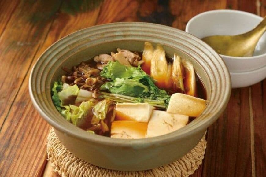 安部氏が開発した魔法の調味料の「かえし」と「和だし」さえあれば簡単に作れる「野菜たっぷり節約鍋」（撮影：佳川奈央）