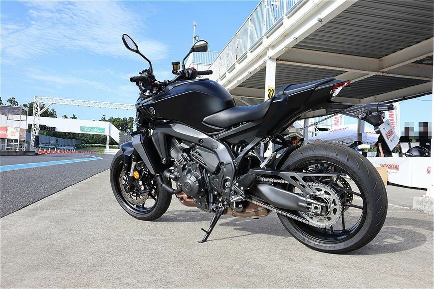 ヤマハの新型バイク「MT-09 Y-AMT」と試乗会の会場風景など（筆者撮影）