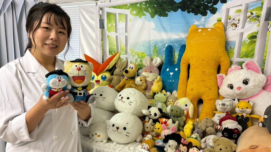 杜の都なつみクリニック院長の箱崎さん。ぬいぐるみがカメラ目線になるよう調整して持ってくれるところも信頼できる（写真：筆者撮影）
