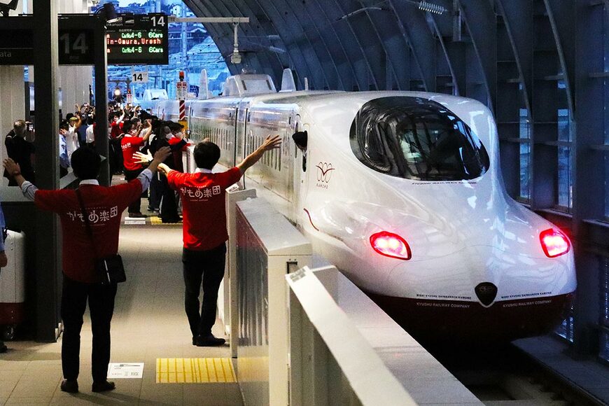 長崎駅を発車する西九州新幹線の上り一番列車「かもめ2号」（写真：恵 知仁）