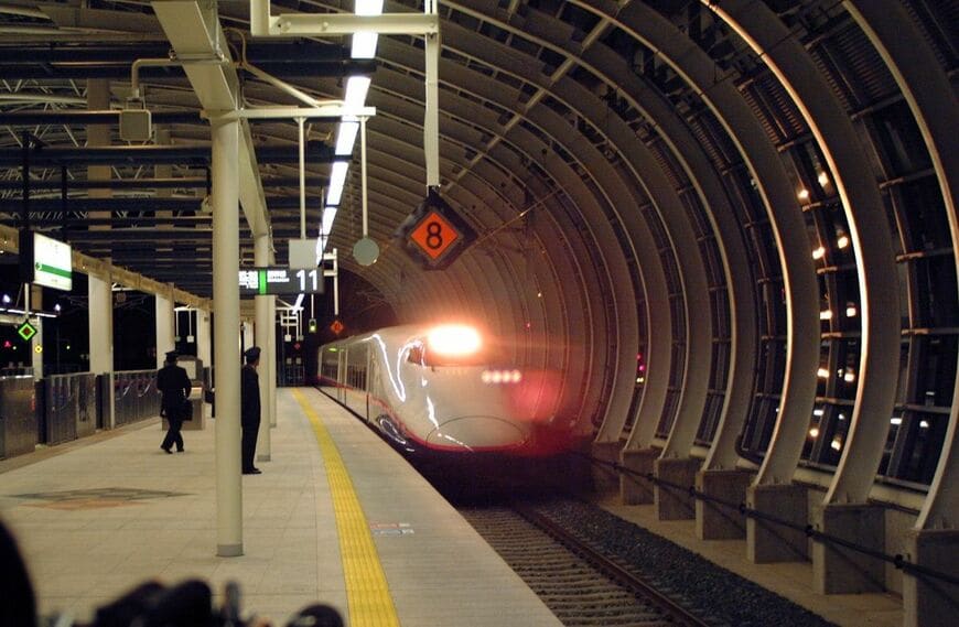 東北新幹線の八戸駅一番列車