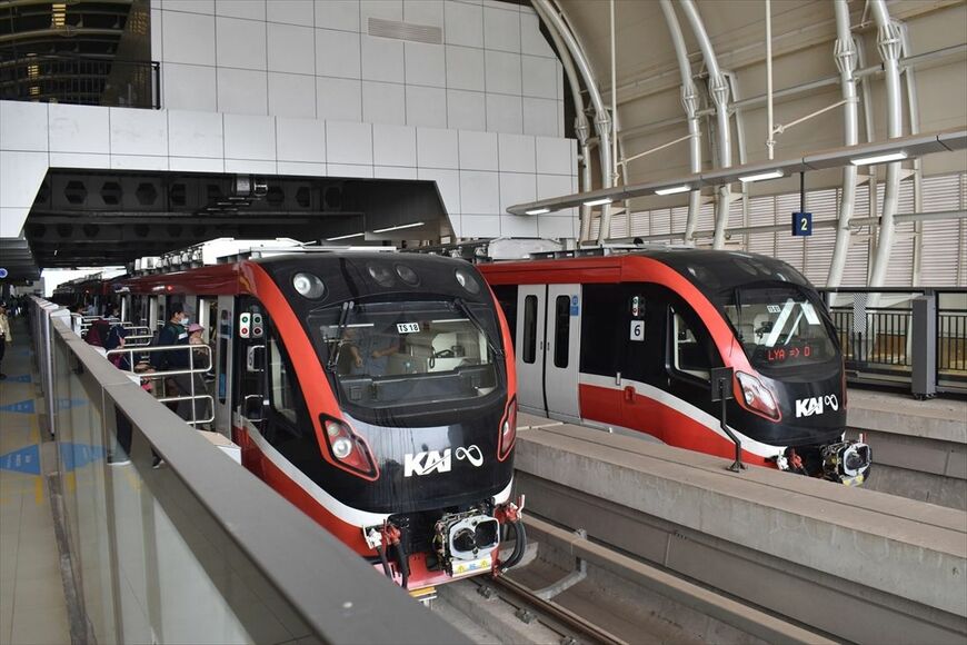 ハリム駅のアクセスを担うLRT Jabodebek。乗り換え客を考慮してハリム駅では停車時間を長めに取っている（筆者撮影）
