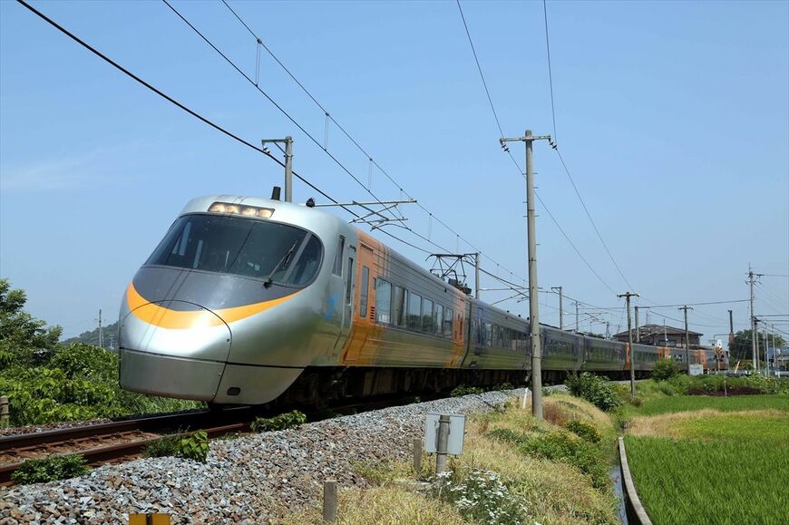 JR四国の振り子式特急電車8000系（撮影：南正時）