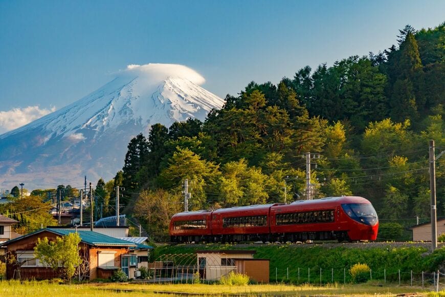 元JR東海371系を用いた富士急行線の「富士山ビュー特急」。内外装のリニューアルデザインは水戸岡鋭治氏が手がけた（撮影：鼠入昌史）