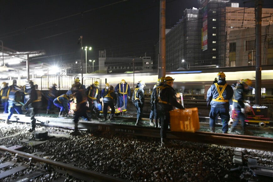 線路閉鎖を確認して、一斉に作業に取り掛かる。他の線路はまだ列車が運行中だ（筆者撮影）