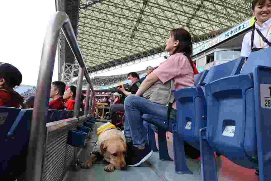 埼玉スタジアム。足元にいるのが盲導犬（写真：@URAWA REDS）