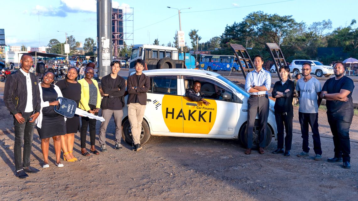 HAKKIのロゴが入った車両とスタッフ