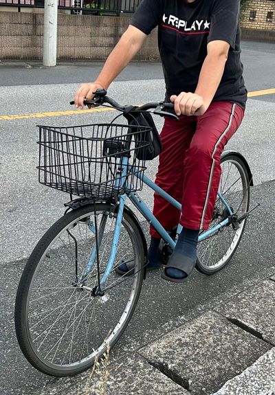 ウーバーの配達で使っている自転車。夜間の配達からの帰り道、縁石に乗り上げて転倒したときの治療費や修理代はすべて自費で賄ったという（筆者撮影）