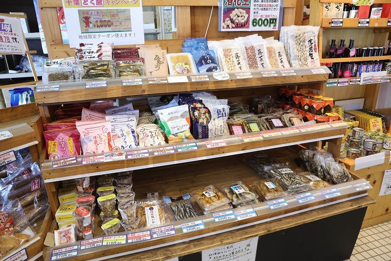 犬吠駅の売店ではオリジナルの「ぬれ煎餅」「まずい棒」のほか、地元の産品も販売（撮影：尾形文繁）