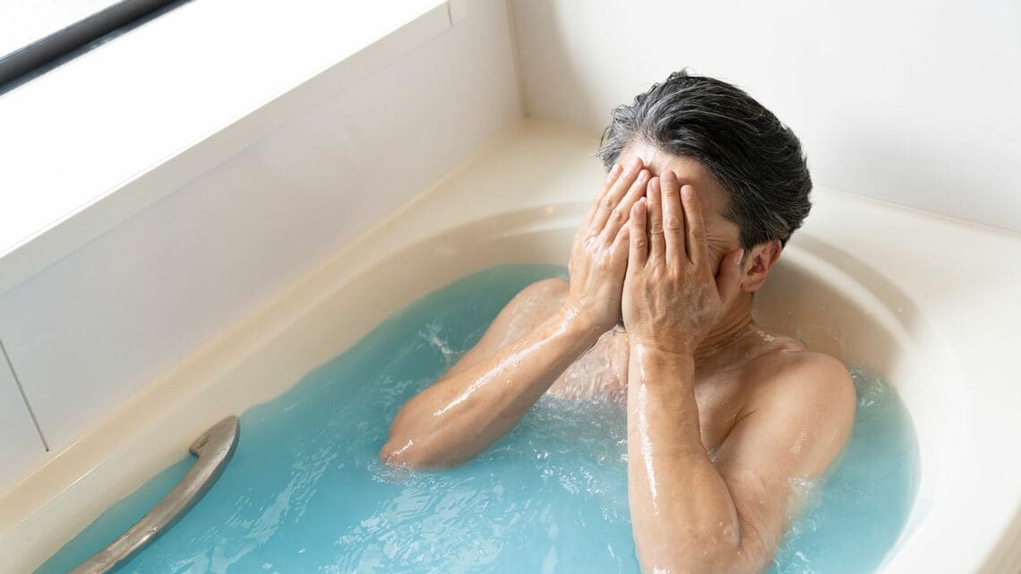 シャワーも要注意！「朝、風呂に入る人」が知らない「3つの健康リスク」とは（写真：jessie／PIXTA）