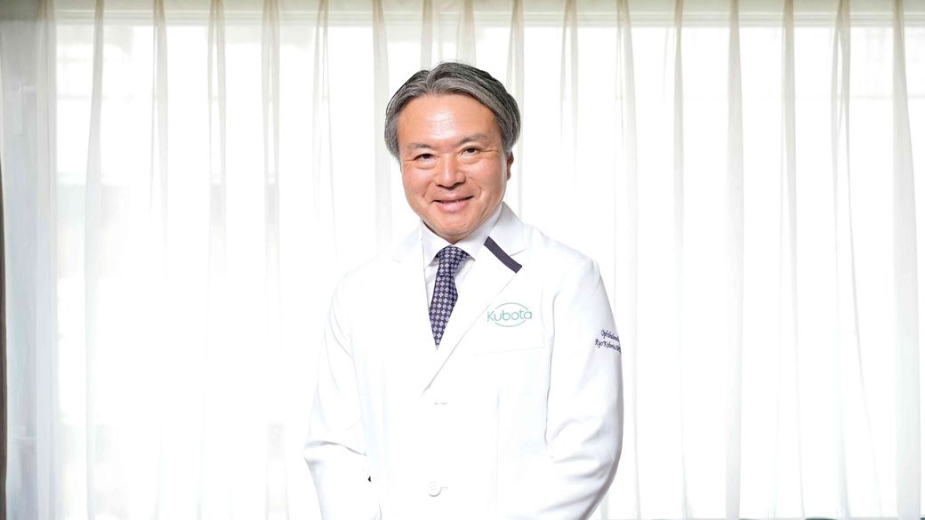 くぼた・りょう／慶応義塾大学医学部卒業。慶応大医学部客員教授、アメリカNASA HRP研究代表者、アメリカ・シンクタンクNBR理事などを歴任。虎の門病院勤務を経てアメリカ・ワシントン大学助教授。2002年創薬ベンチャー・アキュセラを創業。2016年窪田製薬ホールディングスを設立し、本社を日本に移転。アキュセラを完全子会社とし、東証マザーズに再上場。「エミクススタト塩酸塩」においてスターガルト病および糖尿病網膜症への適応を目指し、アメリカFDAからの研究費を獲得し研究開発を進めているほか、在宅医療モニタリングデバイスや、ウェアラブル近視デバイスの研究開発を行っている（撮影：梅谷秀司）