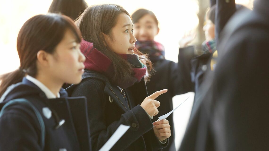 受験番号を確認する女子