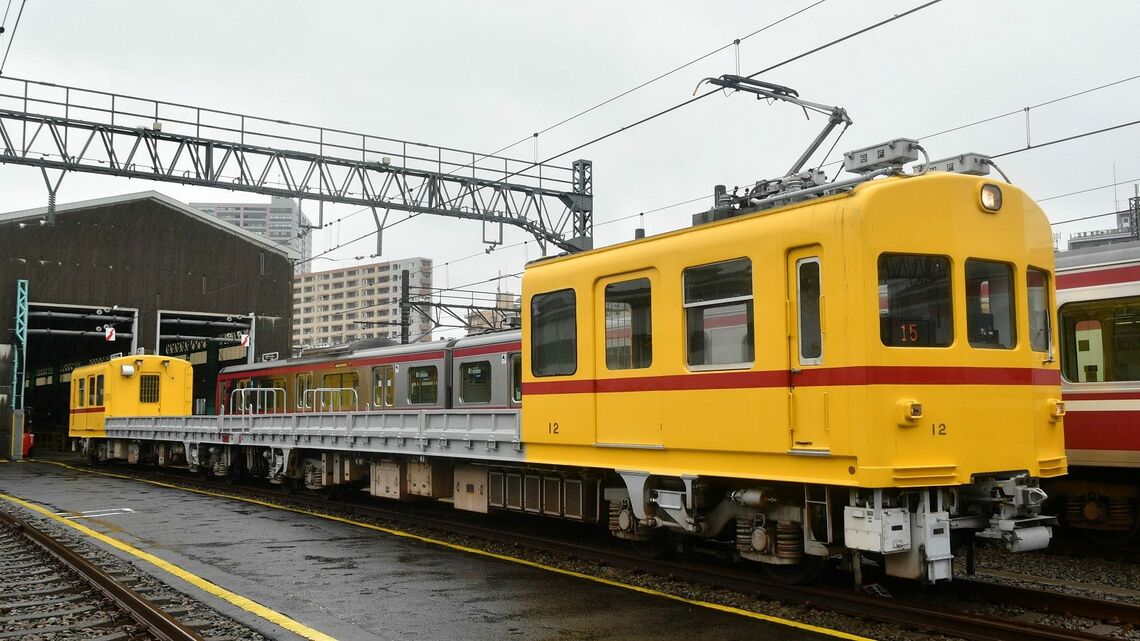 京急が所有する電動貨車デト11・12形。「幸せの黄色い電車」と呼ばれる（筆者撮影）