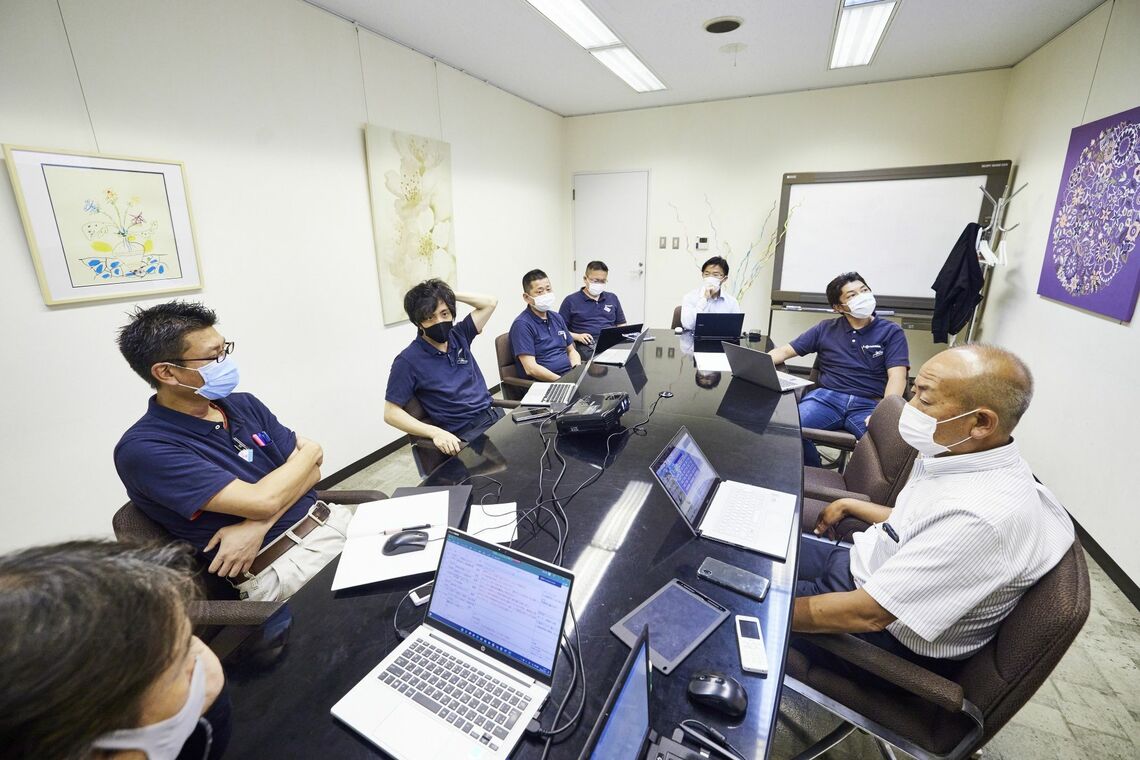 豊島製作所での経営会議に参加するNGTGの新居氏（左から3人目 ､2022年7月4日）Photographer: Shoko Takayasu/Bloomberg