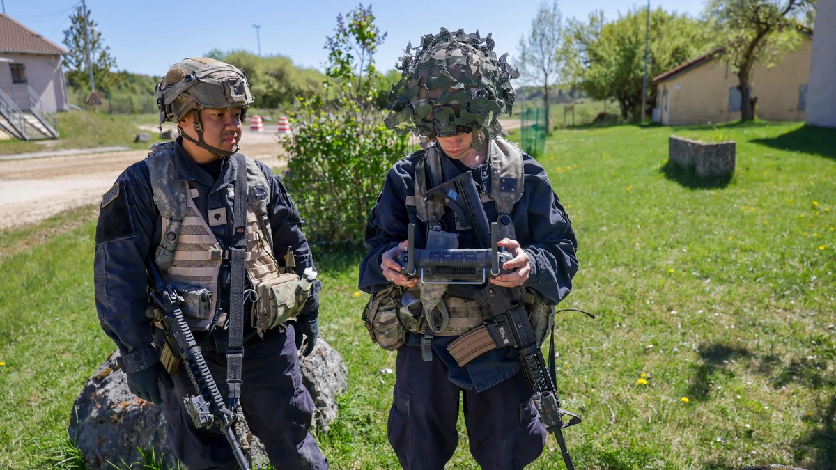 多数のドローンが来たら日本の基地は守れるのか？｢集中｣から｢分散｣へ､戦争の常識を変えた無人機が迫る防衛変革 | 政治・経済・投資 | 東洋経済オンライン