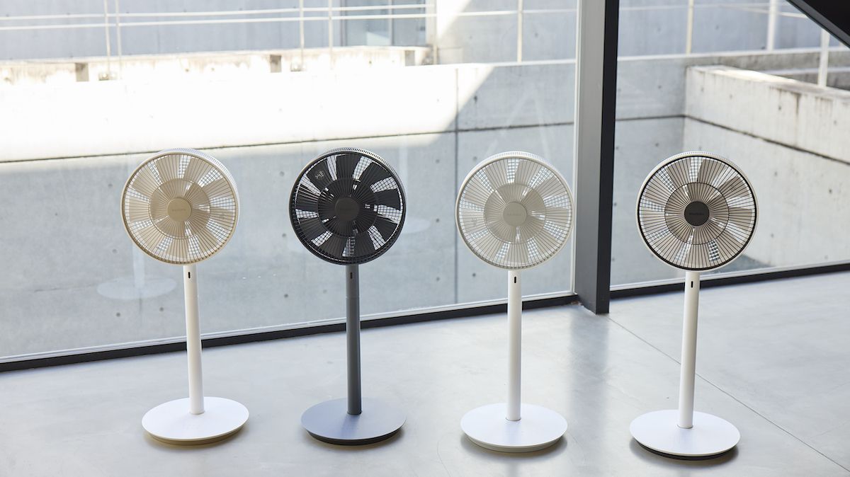 DarkBlue の涼しげな羽根/ランプも光る！ 暑夏をecoに乗切る東芝扇風機