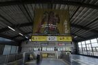 大師前駅の高架ホームから降りる階段の上には