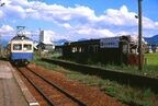 南越線の村国駅。奥の廃車体は待合室だった