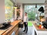 大きな窓に囲まれたキッチン