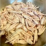 調理過程のもみじ。二度水に漬けることでよりふっくらとした柔らかい食感になるという（写真：食彩雲南提供）