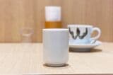 モーニングを食べ終わった頃合いを見計らって出てくる日本茶。湯呑みも単色に釉薬でニュアンスを出した落ち着いたデザイン（筆者撮影）