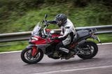 新型ムルティストラーダV4S（スポーツ仕様）でワインディングを走行する筆者（写真：Ducati Motor Holding spa）