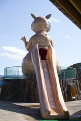 滑り台になっているドン・グリスのオブジェ。裏側はこんな感じ（筆者撮影）