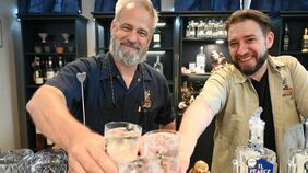 "日本産ジン"が本場イギリスで｢年43万本｣も売れる奇跡…来日30年のアメリカ人2人が造る《住宅街のドライジン》の正体