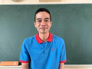 松下隼司（まつした・じゅんじ）大阪府公立小学校教諭。第4回全日本ダンス教育指導者指導技術コンクールで文部科学大臣賞、第69回（2020年度）読売教育賞 健康・体力づくり部門優秀賞、大神神社短歌祭額田王賞、Presentation Award 2020 @Online優秀賞など。著書に『むずかしい学級の空気をかえる 楽級経営』（東洋館出版社）、『教師のしくじり大全 これまでの失敗とその改善策』（フォーラム・A）、絵本『ぼく、わたしのトリセツ』（アメージング出版）、『せんせいって』（みらいパブリッシング）。2025年7月に『先生を続けるための「演じる」仕事術』（かもがわ出版）を上梓する予定（写真：本人提供）