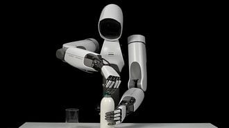 瓶を器用につかむ双腕ロボット