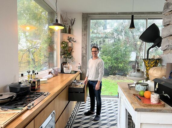 大きな窓に囲まれたキッチン