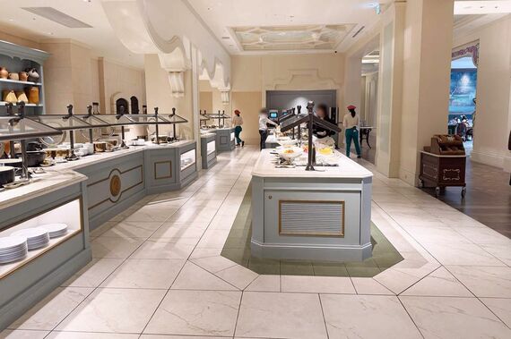 ファンタジースプリングスホテルレストランのビュッフェエリア