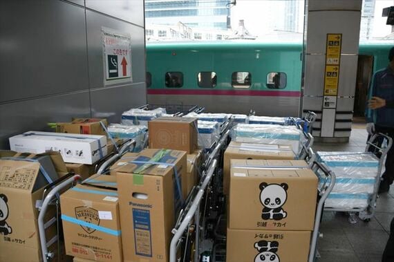 荷物新幹線 ホームに積まれた荷物