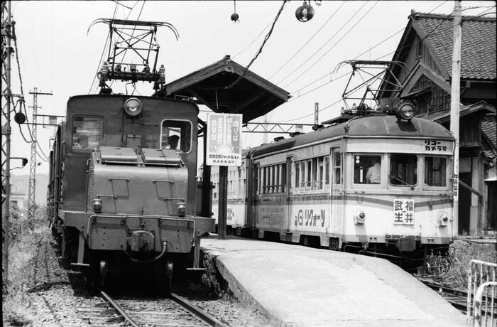 福井鉄道福武線の家久駅で電車と交換する