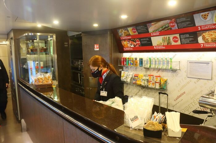 車内の売店は国境を越えた先で営業を開始した