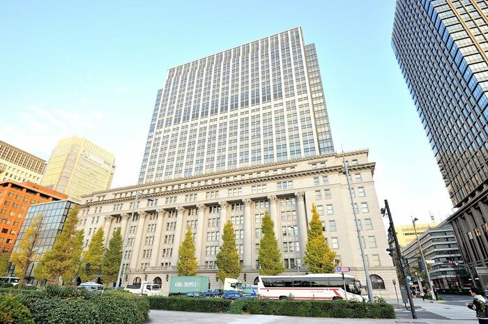 明治生命館の背後には超高層の丸の内マイプラザが建つ