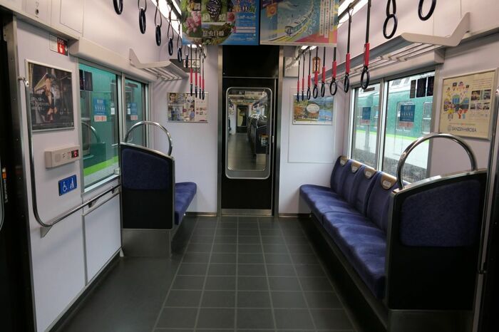 車端部は車いすスペースとロングシート