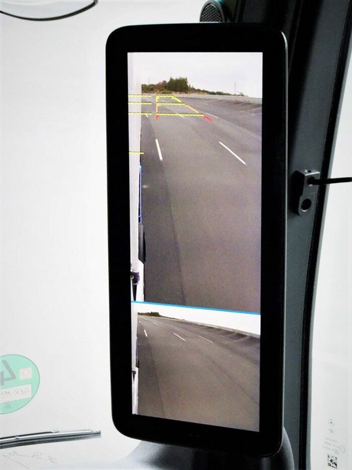 映像内にはARを駆使して運転支援を行う