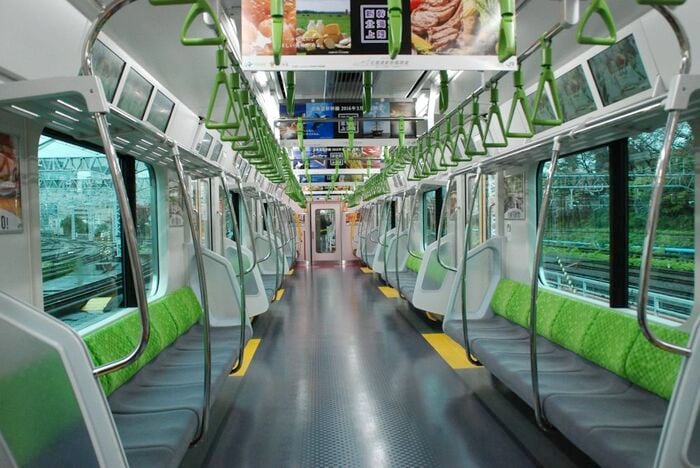 山手線用E235系の車内