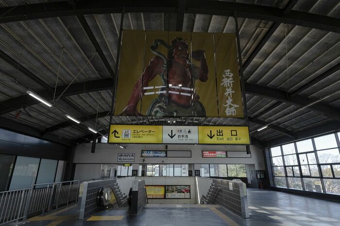大師前駅の高架ホームから降りる階段の上には