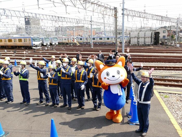 現場の社員らとともに手を振るそうにゃん