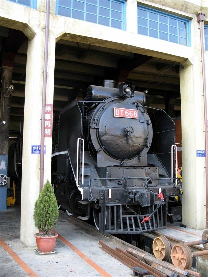 彰化の扇形庫にたたずむDT650形（D51形）