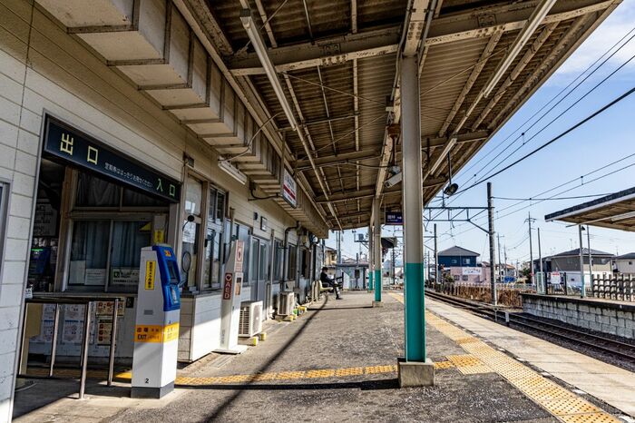 本中野駅は改札を抜けるとすぐに館林方面のホーム