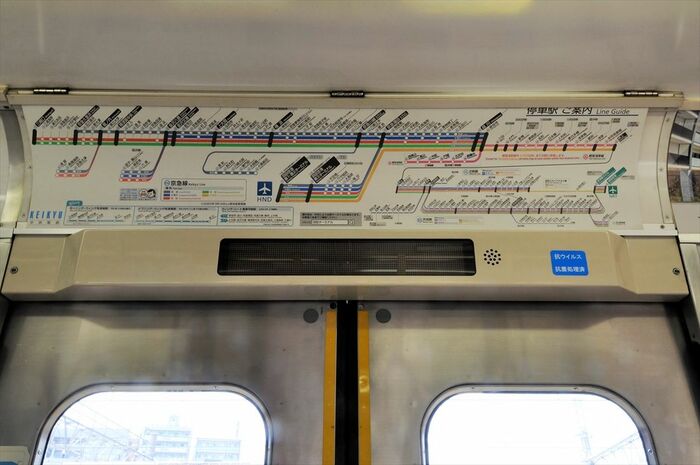 ドアの上にはLED式の車内案内表示器
