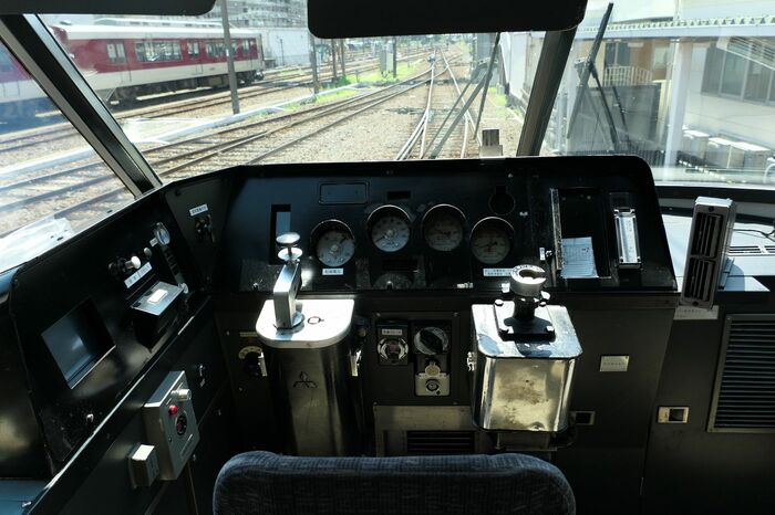 アーバンライナー・プラスの運転席