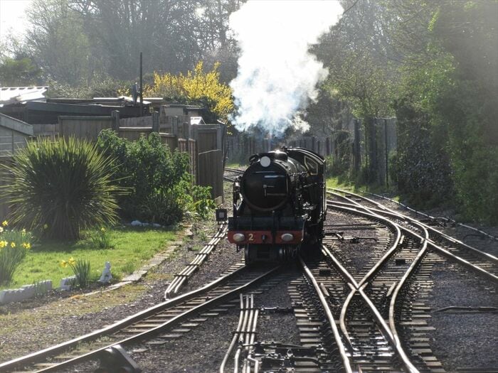 夕方の陽を浴びて走る英ロムニー鉄道のSL