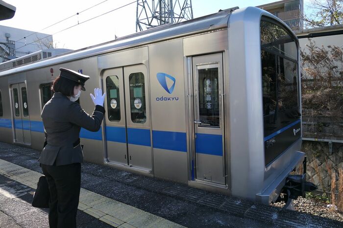 先輩運転士の出発を見送る