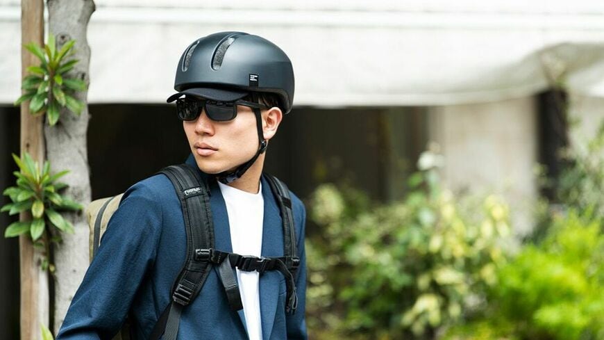 通勤や街中での自転車移動に最適な都会派ヘルメット。後部左右に大型リフレクターがあり、ドライバーへの存在をアピールできる（写真提供／株式会社オージーケーカブト）
