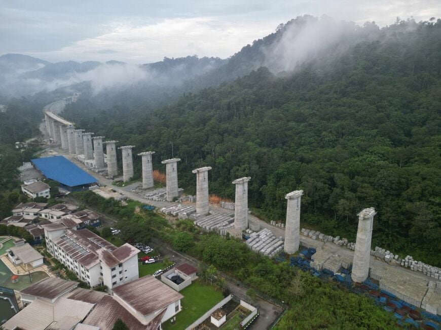 建設が進むECRLの高架橋＝2025年1月（写真： Wong Yu Liang／gettyimages）
