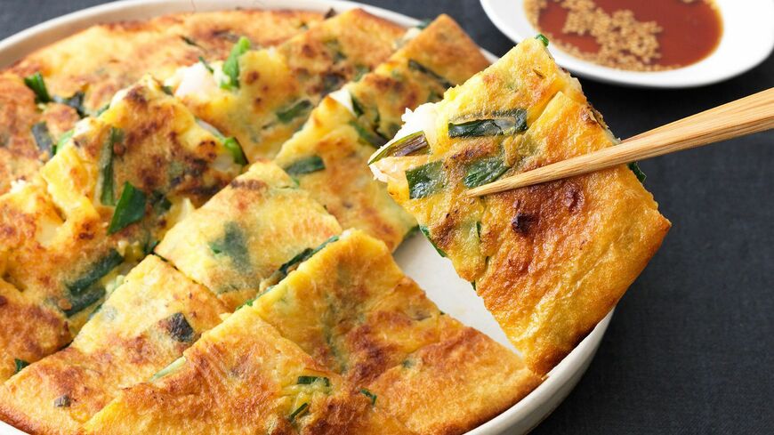 格子状に縦横に切るのが、韓国流チヂミの切り方（写真：吉澤健太）